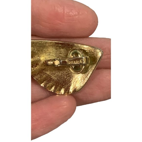 Vintage Crown Trifari Shell Shaped Gold Tone Clip Earrings - Picture 3 of 7